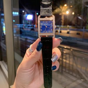 Hermès Starry Blue Ladies' Watch Collection The most iconic style The ultimate versatile piece Original movement Dimensions: 29×41mm 3D embossed case back Crocodile-patterned strap Extensive color options